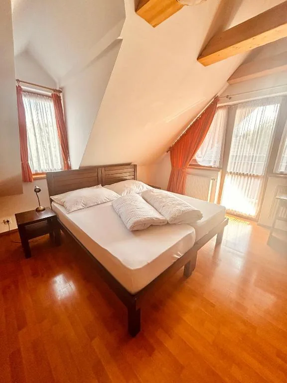 Apartment — bedroom · photo 1