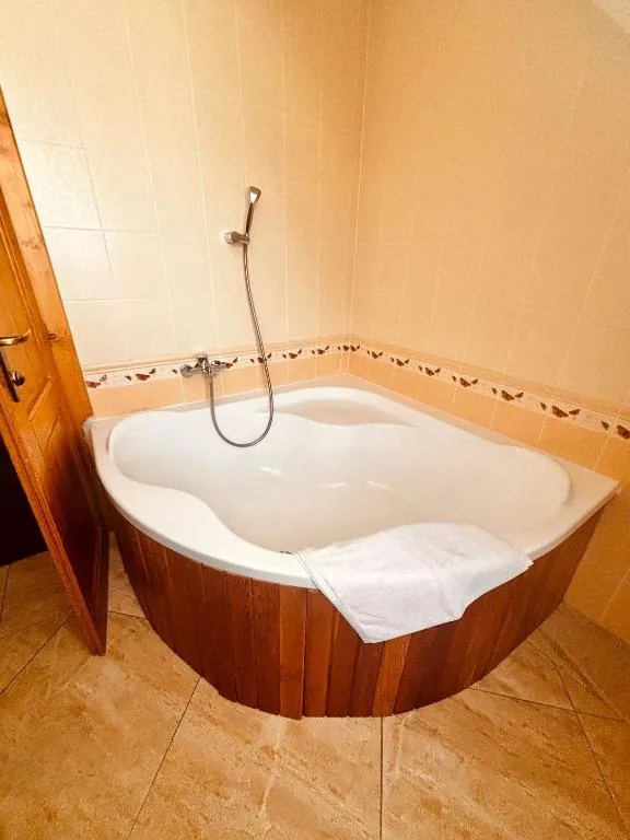Apartment — bathroom · photo 13