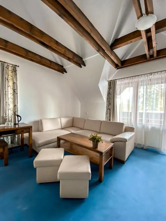 Studio LUX — seating area · photo 3