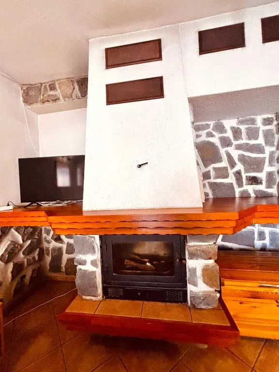 Studio — living area with TV · photo 18