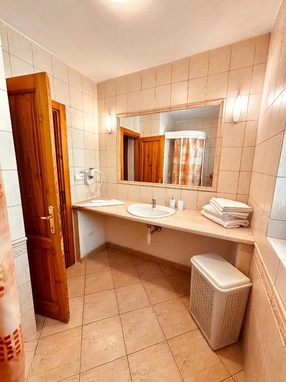 Studio — bathroom · photo 20