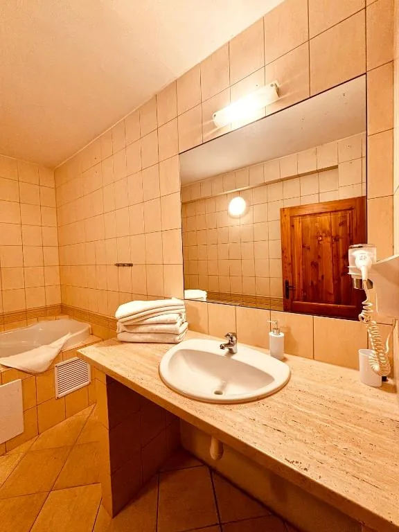 Studio — bathroom · photo 22