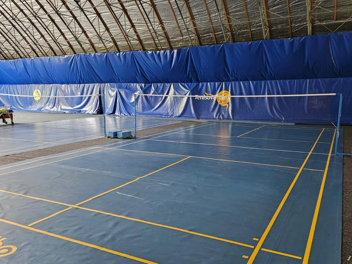 Kort badmintonowy w krytej hali
