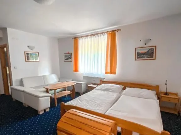 Štúdio s manželskou posteľou, sedením a balkónom